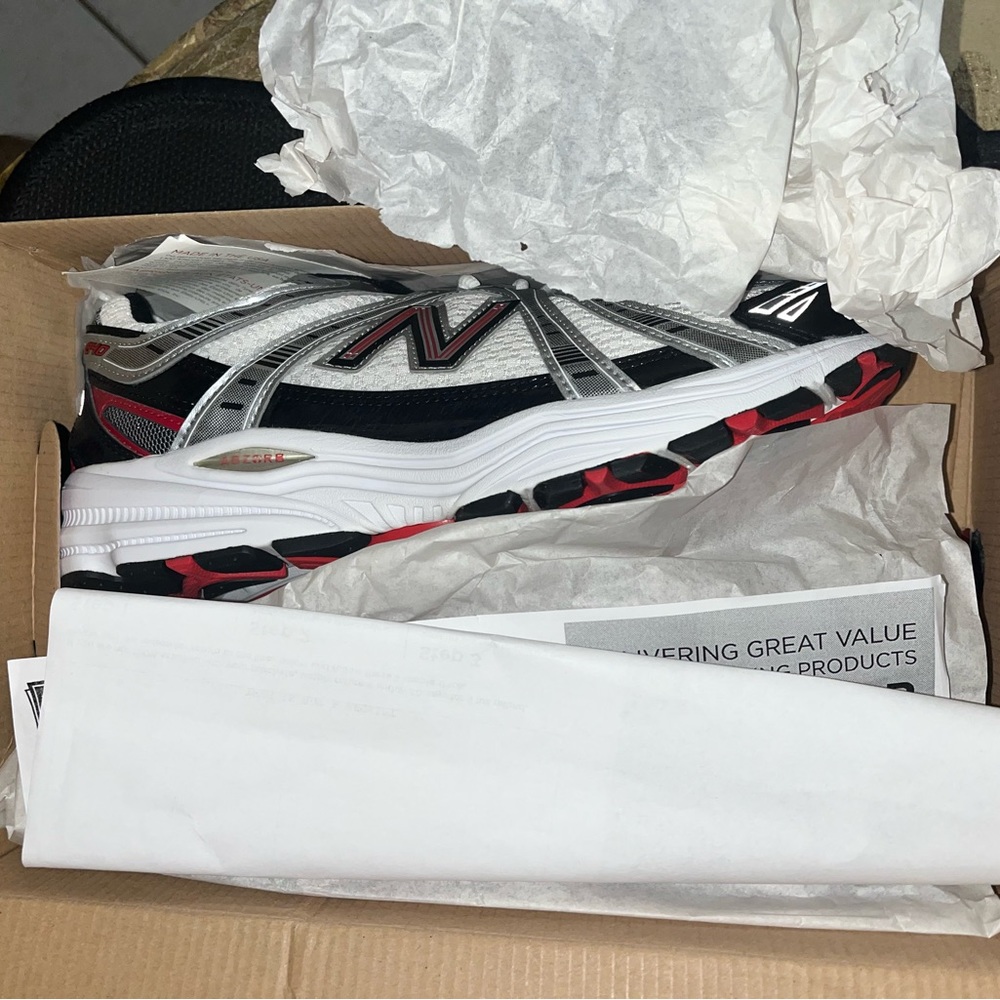 New balance Mens running course sneakers. Brand new in box never worn. Style 840